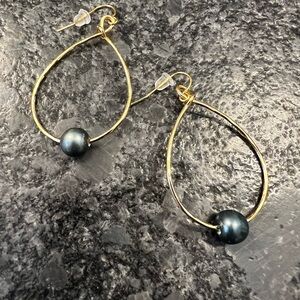 Elegant Gold and Black Pearl Hoop Earrings